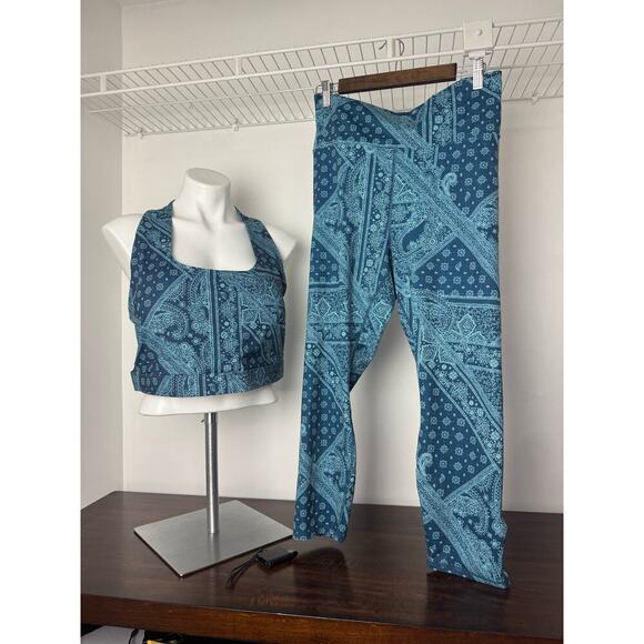 Fabletics Powerhold Blue Paisley Sports Bra and 7/8 Leggings Set size 3/4X NWOT - Picture 1 of 8